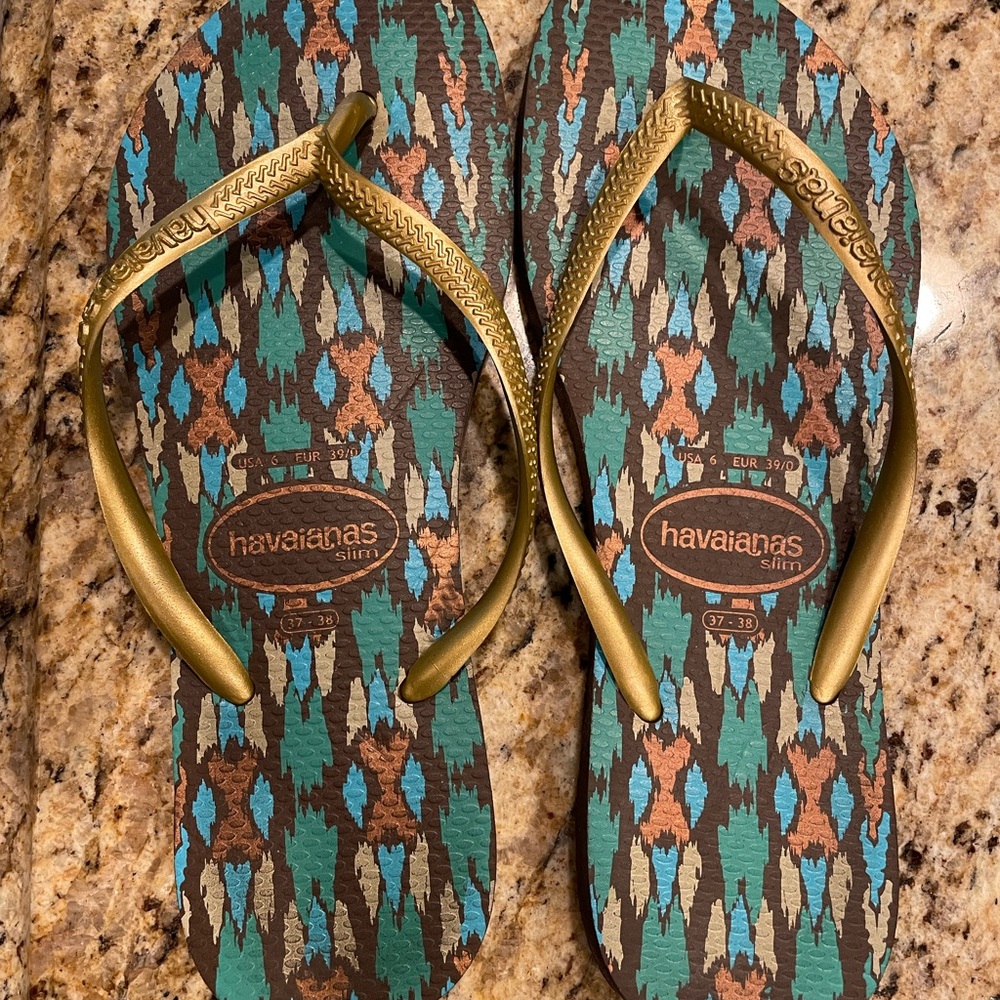 Havaianas Slim Flip Flops with Gold Straps and Pattern